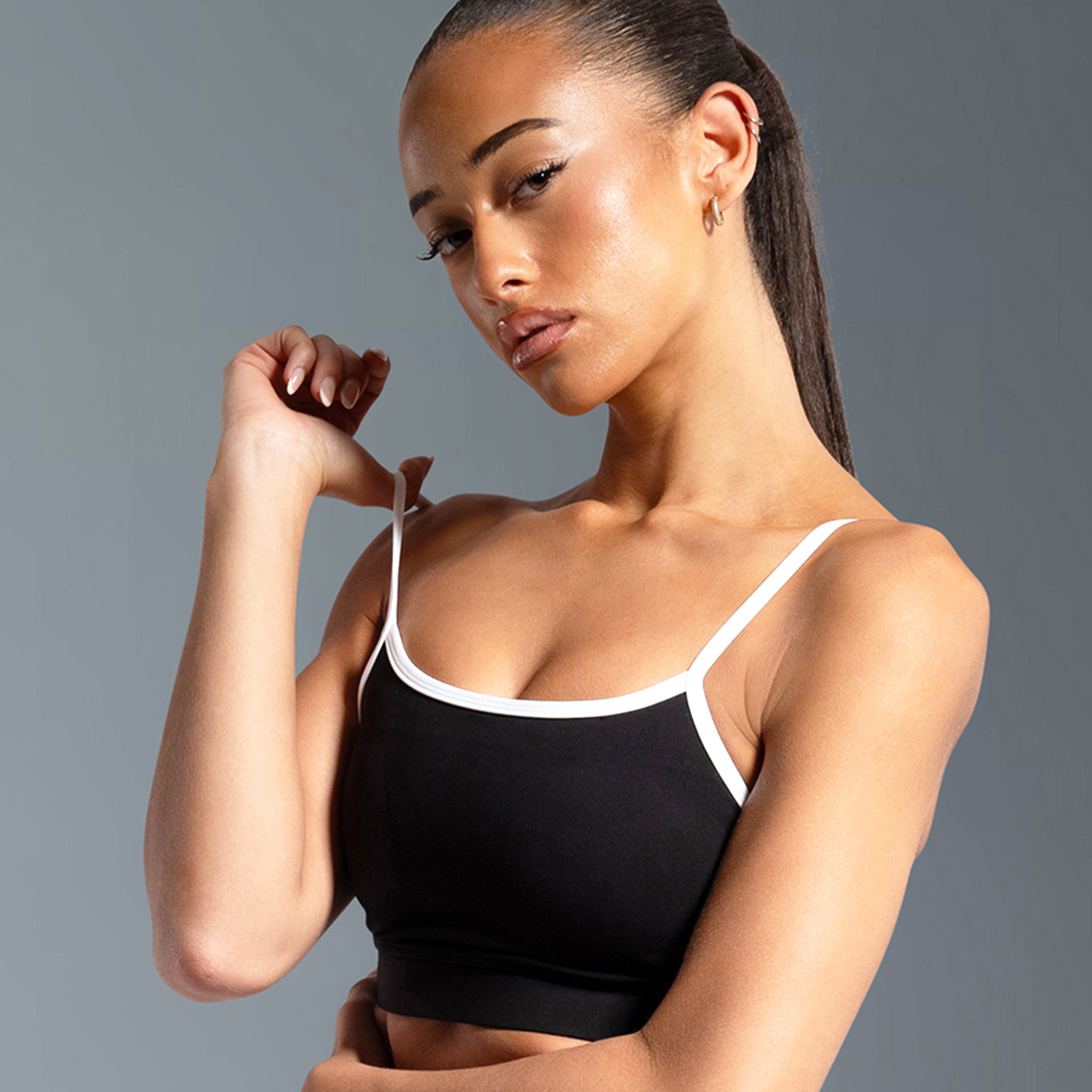ONYX_BLACK_-BRA_WHITE_STRAP_FLARE_LEGINS-FRONT_-2_1-2_8897ed87-d9af-4908-b6a5-710dc97af2b4.jpg