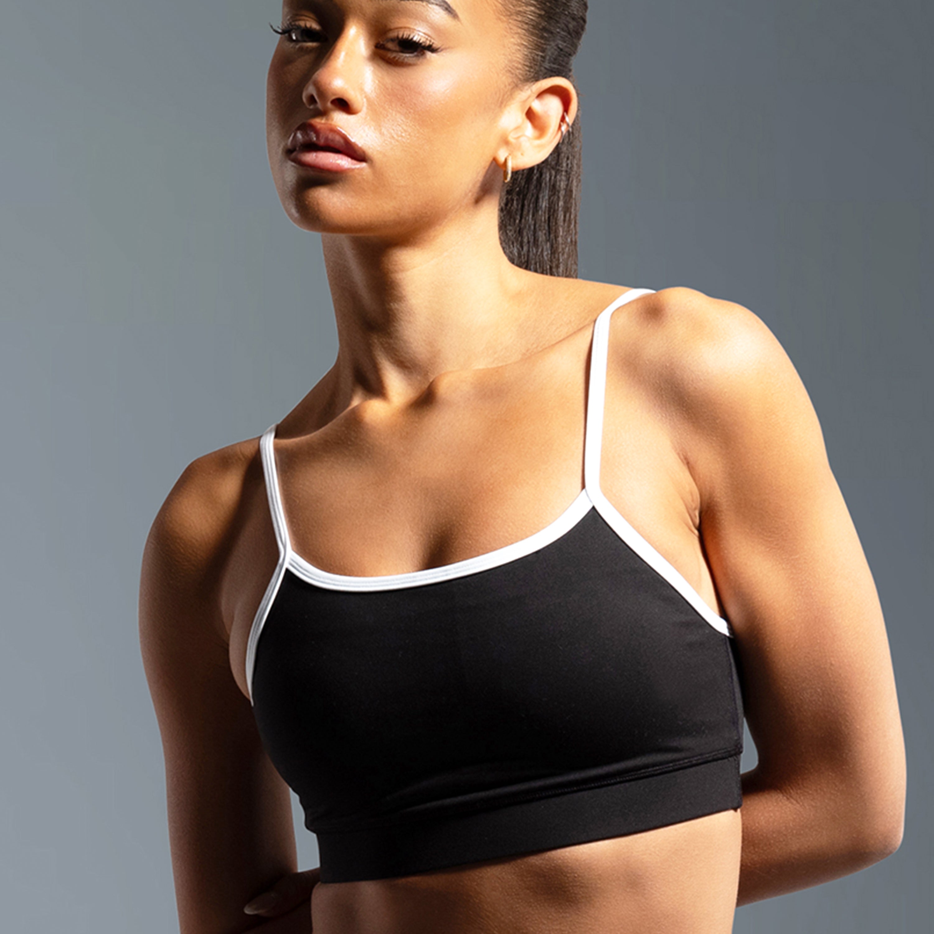 ONYX_BLACK_-BRA_WHITE_STRAP_FLARE_LEGINS-FRONT_-5_1-2_1757a41c-4945-4bee-9ada-033a6d395aad.jpg